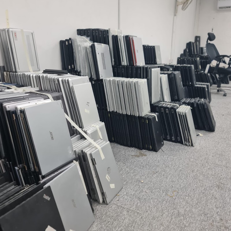 TECHNOLOGY CORNER — Projectors Monitors in Sharjah , Al Khan - Image 2